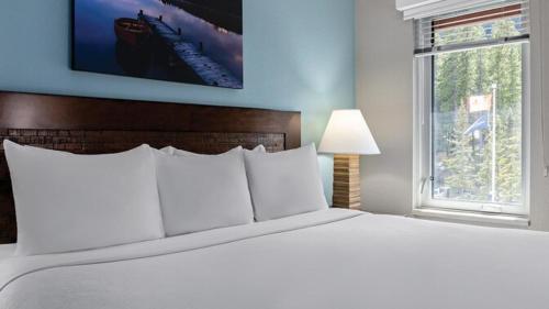 Ένα ή περισσότερα κρεβάτια σε δωμάτιο στο WorldMark Canmore-Banff