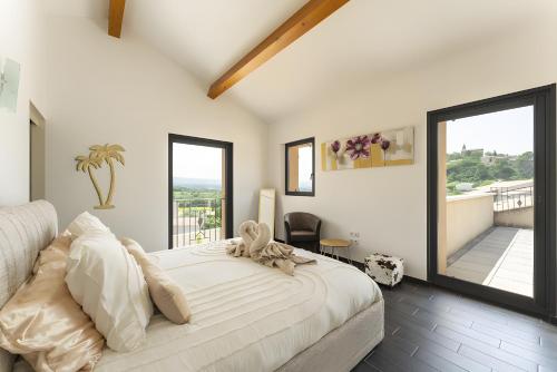 Ένα ή περισσότερα κρεβάτια σε δωμάτιο στο L'ecrin du Ventoux