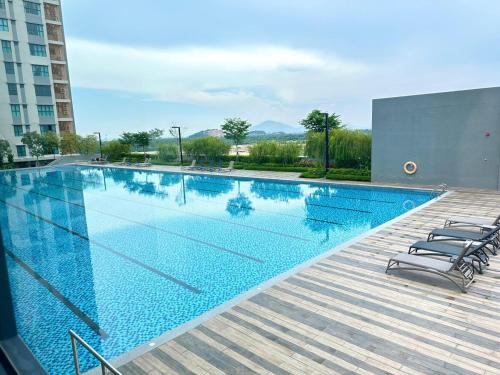 Бассейн в New Bt KawanX3 3BR Suite Ikea-UOW-KDU-ColumbiaAsia или поблизости