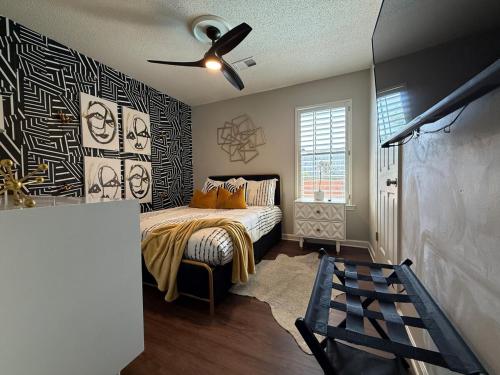 En eller flere senge i et værelse på Cori's Pool House