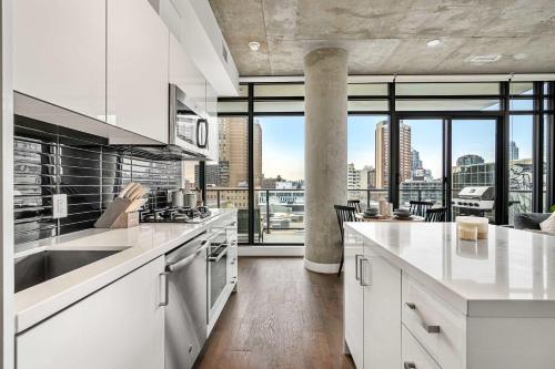 Η κουζίνα ή μικρή κουζίνα στο The Domain Skyline View King Beds Pool Gym