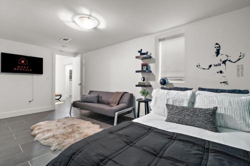 En eller flere senge i et værelse på "The Modern Muse" at Lake Harriet by Roxy Rentals