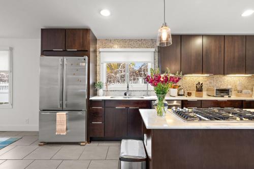 Køkken eller tekøkken på "The Modern Muse" at Lake Harriet by Roxy Rentals