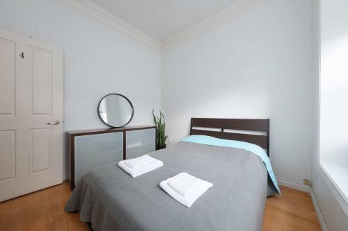 Ένα ή περισσότερα κρεβάτια σε δωμάτιο στο Private Room in Prime Location with Full Amenities