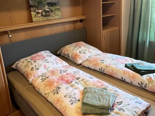 Pine-paneled room by the lake في شليرزيه: سريرين يجلسان في غرفة مع