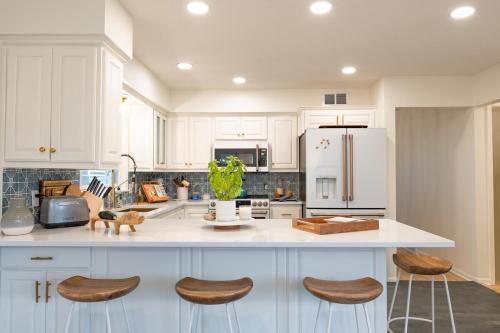 Η κουζίνα ή μικρή κουζίνα στο "Zen Den" on the Lake by Roxy Rentals