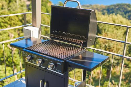 a bbq grill sitting on top of a balcony at グラン熱川 in Higashiizu