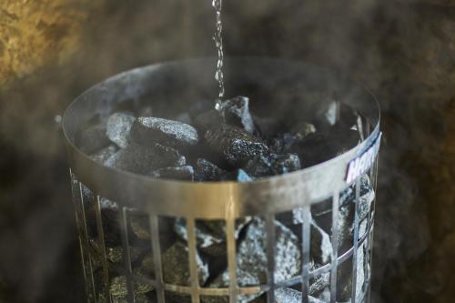a metal bucket filled with rocks on a chain at グラン熱川 in Higashiizu