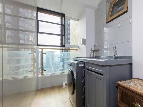 una cocina con fregadero y lavadora en Annie 公寓-2602, en Kunming