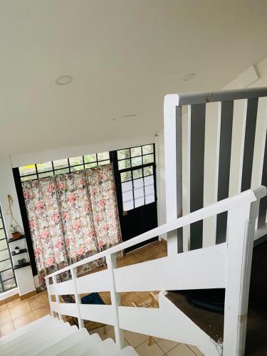 Casa Gema في سان خوان لاجونا: درج أبيض في غرفة بها نافذة