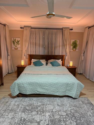 Ένα ή περισσότερα κρεβάτια σε δωμάτιο στο 2Y2 Homes- Your Home from Home