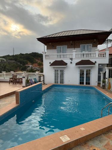 Πισίνα στο ή κοντά στο Menson Mansion - Your home away from home