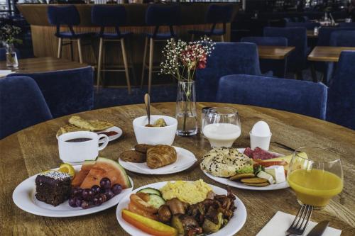 ベルゲンにあるマジック ホテル ソルハイムスビケンの食べ物の皿が置かれたテーブル