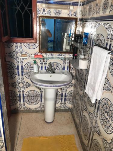a bathroom with a sink and a mirror at Maison Ait alla tantan in Tan-Tan Plage