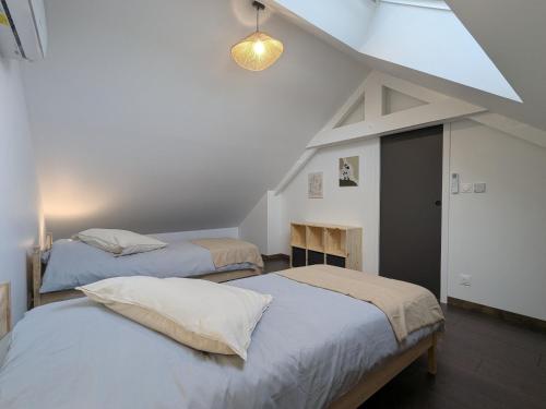 Postel nebo postele na pokoji v ubytování Charmante Maison 3* Près d'Orléans avec Confort et Wi-Fi - FR-1-590-587