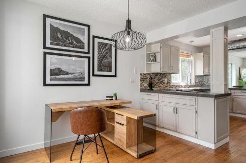 Η κουζίνα ή μικρή κουζίνα στο The Ohana Lakeside Retreat 4 Bedrooms & Tiki Bar