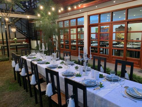 Un restaurant u otro lugar para comer en THE HEIRS Departamentos