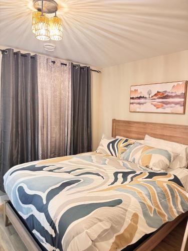 Giường trong phòng chung tại NorthEdge Suites