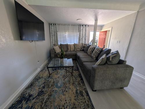 Hudson Oasis في هدسون: غرفة معيشة مع أريكة وتلفزيون