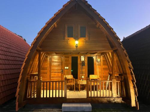 البناء الذي يحتوي مكان المبيت والإفطار