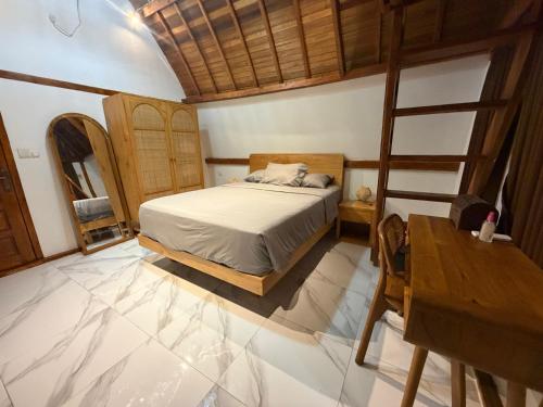 Villa Aiden Bungalow 1 Familiale Ungasan في أونغاسان: غرفة نوم بها سرير وطاولة