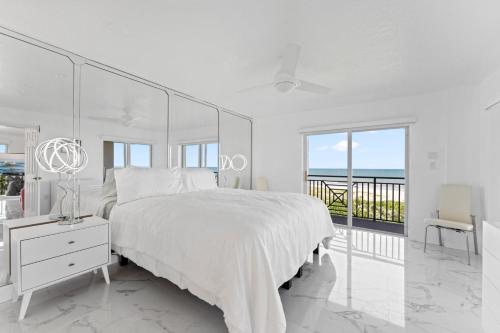 Postel nebo postele na pokoji v ubytování Flores Ocean Suites 402