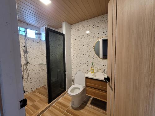 un bagno con wc, lavandino e doccia di The wide pool villa trat a Ban Nong Wiwat