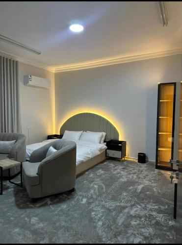 una camera da letto con un letto, un divano e una sedia di عقارات سام-Sam Rental a Medina