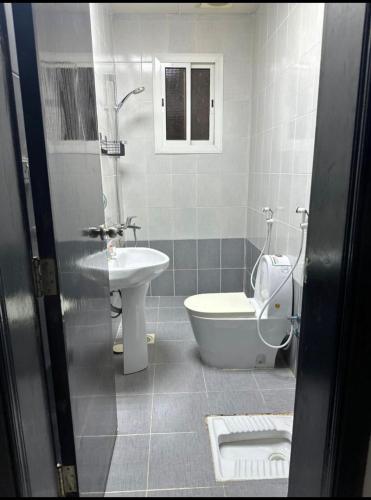 un bagno con un water e un lavandino di عقارات سام-Sam Rental a Medina