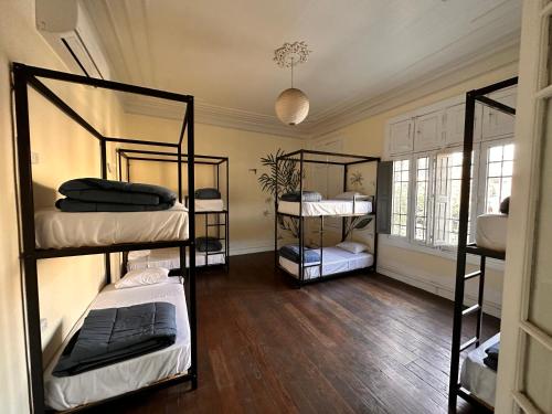 pokój z czterema łóżkami piętrowymi w obiekcie Ancestral Lima Downtown w mieście Lima