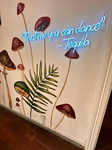 Un cartel que dice "Confío en mí, puedes bailar kercinha". en Ancestral Lima Downtown, en Lima