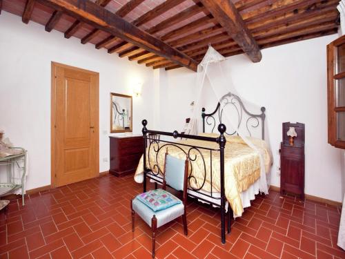 Postel nebo postele na pokoji v ubytování Restful Farmhouse near Forest in Vinci with Pool