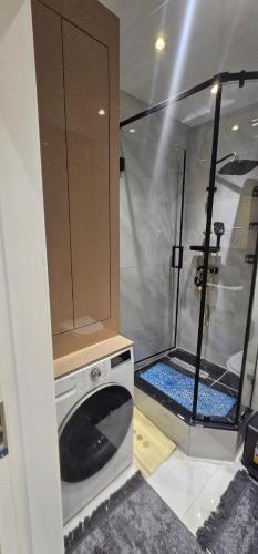 ドゥシャンベにあるАшанのシャワー付きのバスルームにある洗濯機