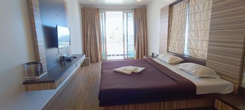 コダイカナルにあるDr Misty Hubの大きな窓のある部屋にある大きなベッド