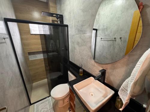 Ένα μπάνιο στο Flat Tapajós Alter 2 quartos, cozinha, climatizado, wifi 200mbps, estacionamento e self check-in