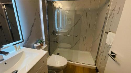 een badkamer met een douche, een toilet en een wastafel bij Nelson Hotel in Swan River