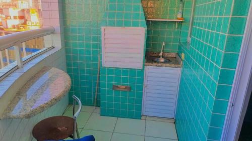 Et badeværelse på APARTAMENTO PRAIA GRANDE, Varanda Gourmet & Vaga de Garagem