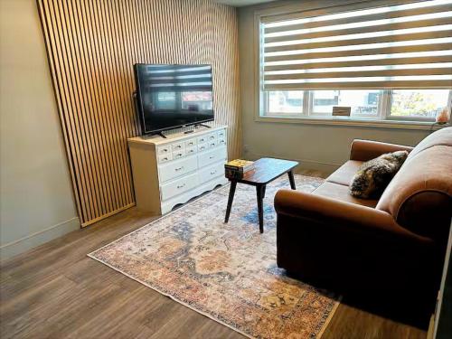 BeamsvilleKing Bed Queen Pull Out Beamsville Modern Rustic Suite的相册照片