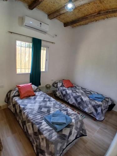 two beds in a room next to each other at Kateké in Tinogasta
