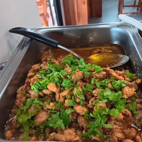 un plato de comida con una cuchara dentro en Na Care Hotel, en Chaiyaphum