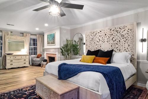 Ένα ή περισσότερα κρεβάτια σε δωμάτιο στο The Hideaway 4200 Luxury 4BR Home with Theater Game Room Fire Pit and Gym