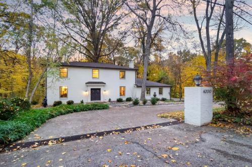 una casa bianca con vialetto di The Hideaway 4200 Luxury 4BR Home with Theater Game Room Fire Pit and Gym a Evansville