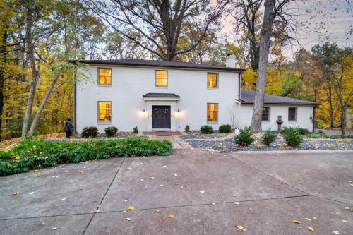una casa bianca con vialetto di The Hideaway 4200 Luxury 4BR Home with Theater Game Room Fire Pit and Gym a Evansville