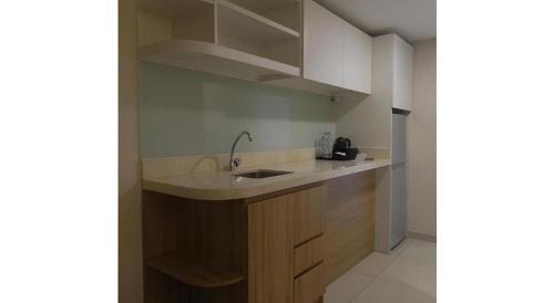 Η κουζίνα ή μικρή κουζίνα στο Wing Hotel Kualanamu Airport