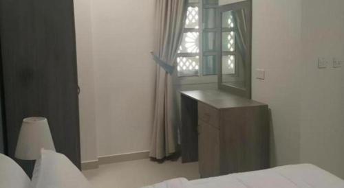 Sovereign Hotel - Marriage Certificate Required في الدوحة: غرفة نوم بها سرير ومرآة ونافذة