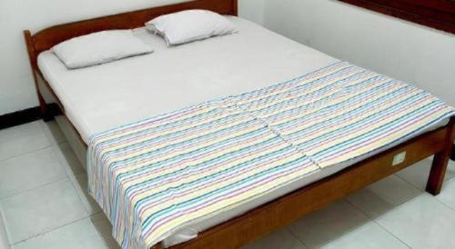 Postel nebo postele na pokoji v ubytování Hotel Wijaya Magelang