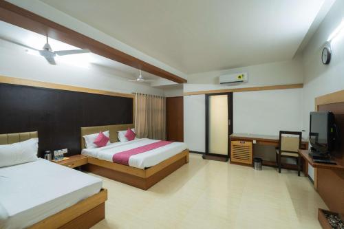 Ένα ή περισσότερα κρεβάτια σε δωμάτιο στο HOTEL RAMA RESIDENCY