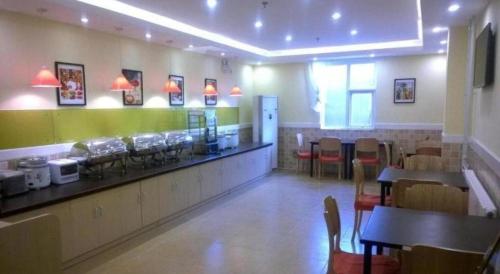 Εστιατόριο ή άλλο μέρος για φαγητό στο Home Inn-Qingdao Chongqing Zhong Road Licang Walking Street