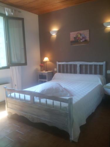 a bedroom with a white bed and a window at casa di Rosa in Patrimonio