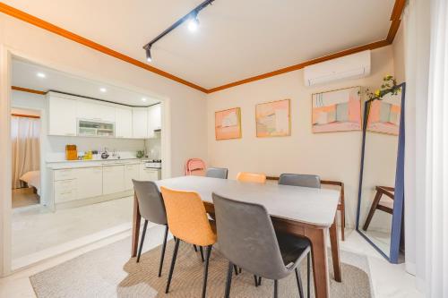 Η κουζίνα ή μικρή κουζίνα στο 겨울특가 전포역 도보 4분 퀸침대 4개